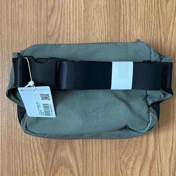 ❤️ Lululemon Clean Lines Belt Bag Grey Sage NWT - Picture 5 of 6